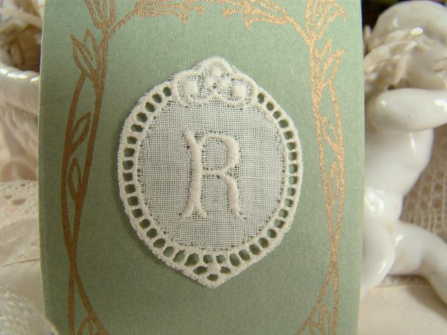 Adorable monogramme R dans un cartouche ajouré de fine batiste 1900-20