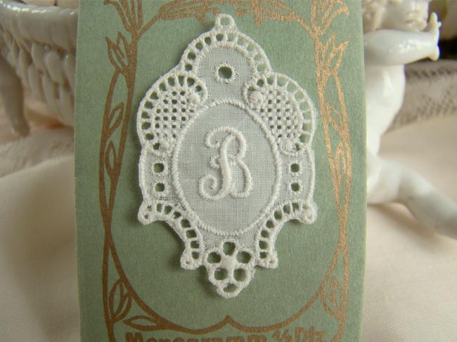 Fantastique monogramme B dans un cartouche ajouré de fine batiste 1900-20