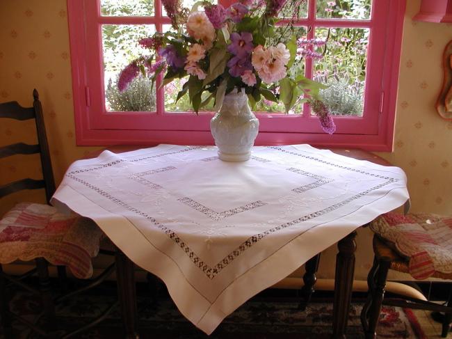 Wonderful tablecloth in batiste of linen with white and drawn thread works 1890