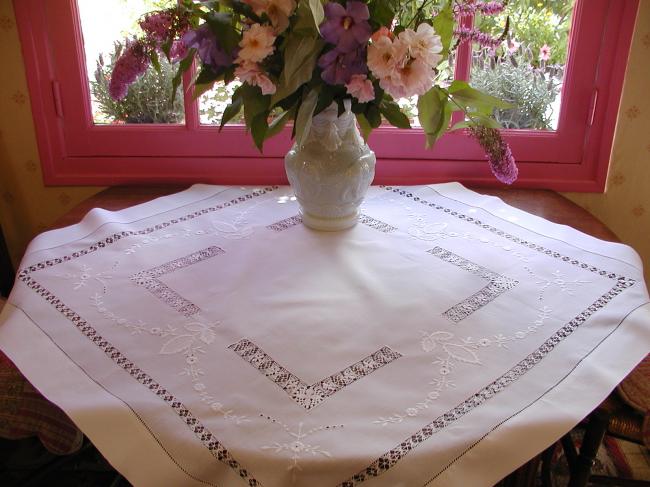 Wonderful tablecloth in batiste of linen with white and drawn thread works 1890