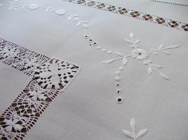 Wonderful tablecloth in batiste of linen with white and drawn thread works 1890