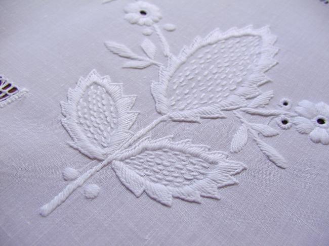 Wonderful tablecloth in batiste of linen with white and drawn thread works 1890