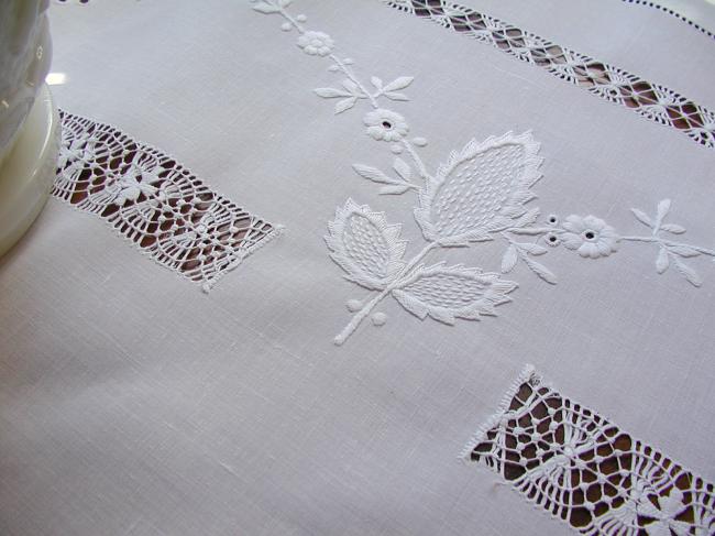 Wonderful tablecloth in batiste of linen with white and drawn thread works 1890