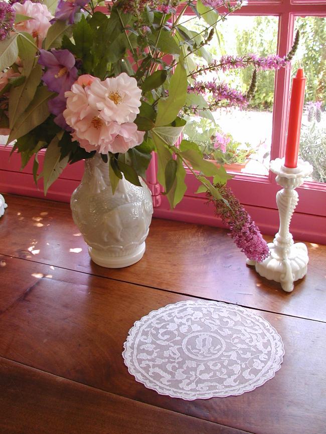 Superb vase centre in hand embroidered net lace with Volubis flowers