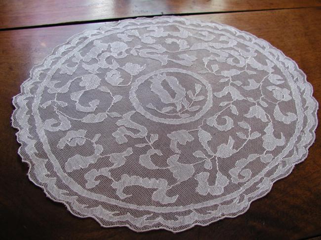 Superb vase centre in hand embroidered net lace with Volubis flowers