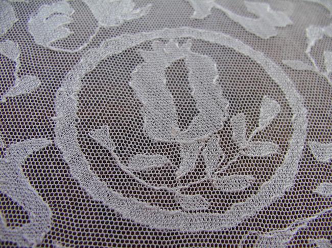 Superb vase centre in hand embroidered net lace with Volubis flowers