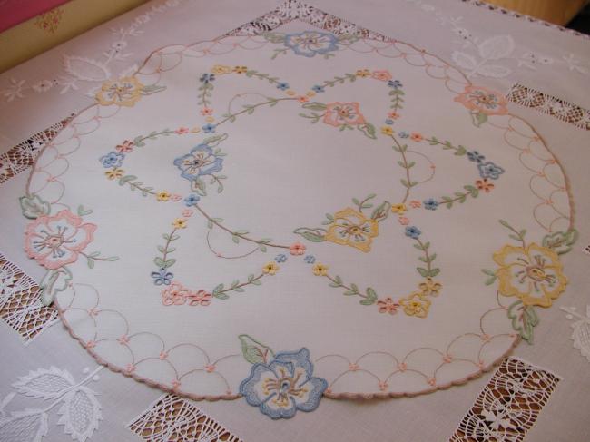 Splendeur de centre de table en broderie de couleurs à la Colbert