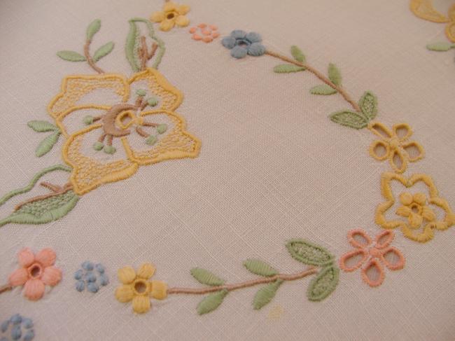 Splendeur de centre de table en broderie de couleurs à la Colbert