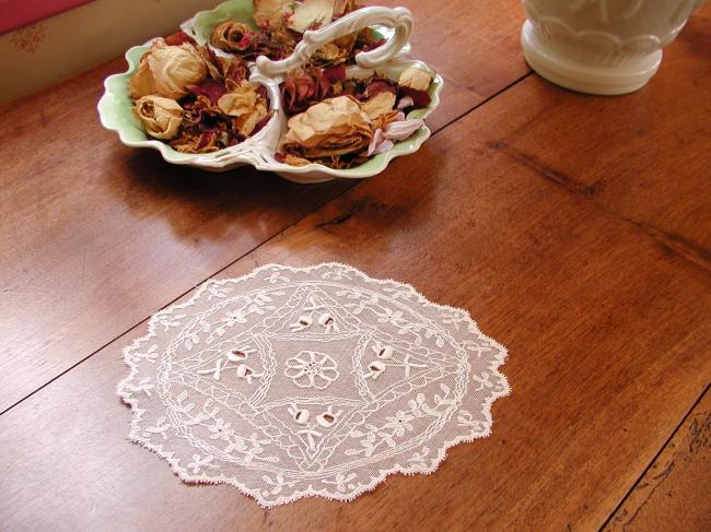 Superb ovale doily in needle run net lace 1900