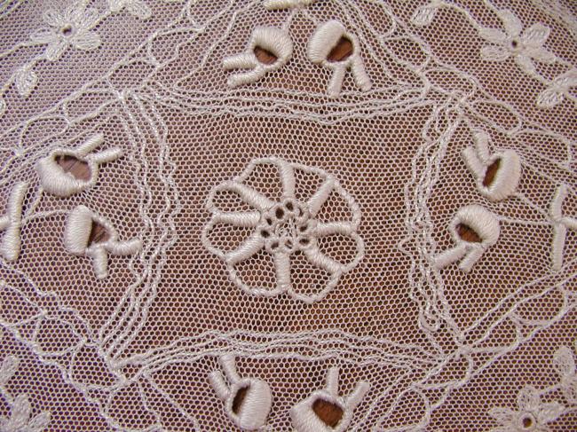 Superb ovale doily in needle run net lace 1900