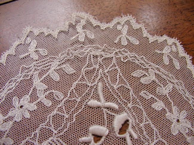 Superb ovale doily in needle run net lace 1900