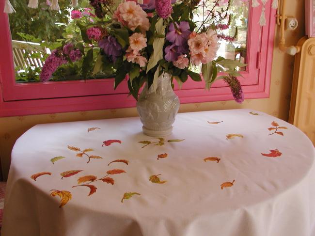 Breathtaking tablecloth in linen with hand-embroidered fall of automnal leaves