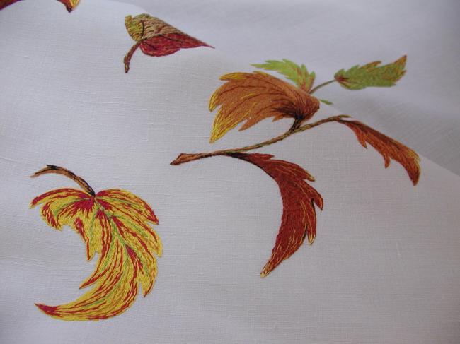 Breathtaking tablecloth in linen with hand-embroidered fall of automnal leaves