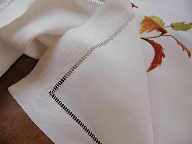 Breathtaking tablecloth in linen with hand-embroidered fall of automnal leaves