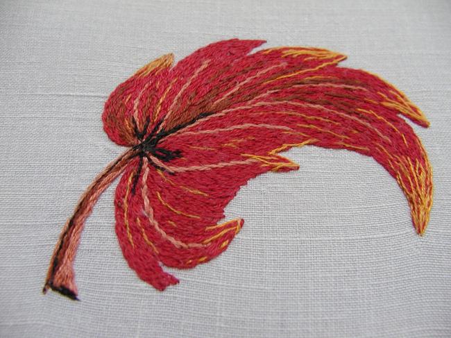 Breathtaking tablecloth in linen with hand-embroidered fall of automnal leaves