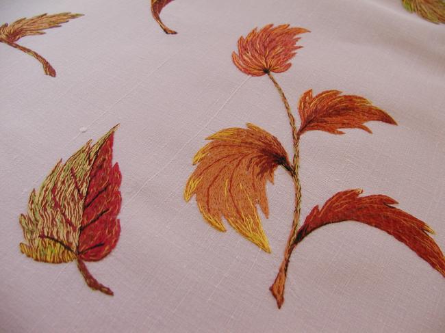 Breathtaking tablecloth in linen with hand-embroidered fall of automnal leaves