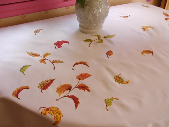 Breathtaking tablecloth in linen with hand-embroidered fall of automnal leaves