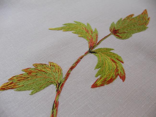 Breathtaking tablecloth in linen with hand-embroidered fall of automnal leaves