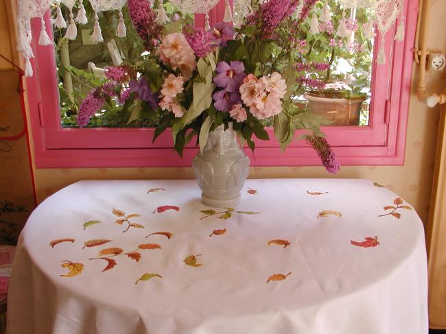 Breathtaking tablecloth in linen with hand-embroidered fall of automnal leaves