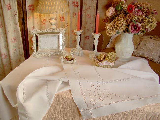 Linge ancien: nappe en pur fil de lin, ajourée et brodée de fleurs & chiffrée LC