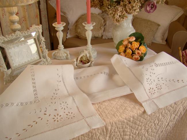 Linge ancien: nappe en pur fil de lin, ajourée et brodée de fleurs & chiffrée LC