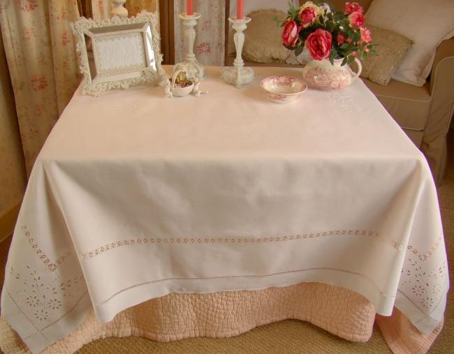 Linge ancien: nappe en pur fil de lin, ajourée et brodée de fleurs & chiffrée LC