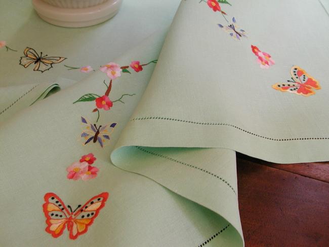 Superb tea tablecloth with its 6 serviettes, with hand-embroidered butterflies