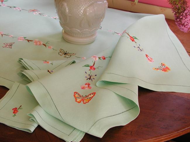 Superb tea tablecloth with its 6 serviettes, with hand-embroidered butterflies