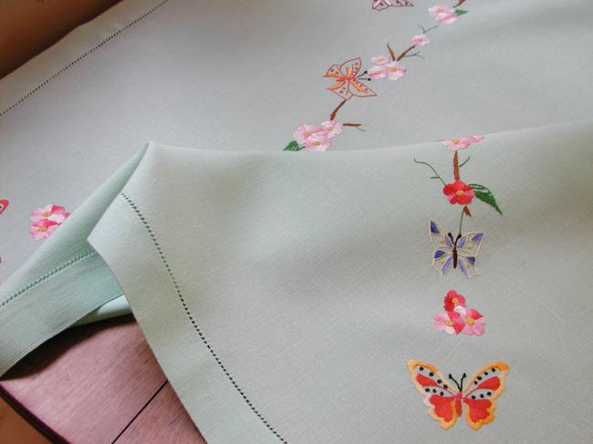 Superb tea tablecloth with its 6 serviettes, with hand-embroidered butterflies