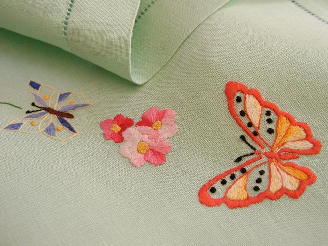 Superb tea tablecloth with its 6 serviettes, with hand-embroidered butterflies