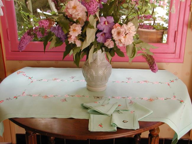 Superb tea tablecloth with its 6 serviettes, with hand-embroidered butterflies