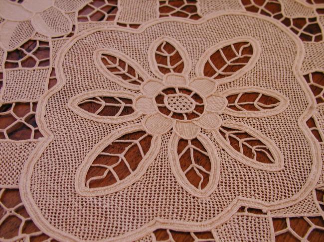 Marvellous tray cloth in hand-made Bolognia lace (Ars Aemilia) 1920