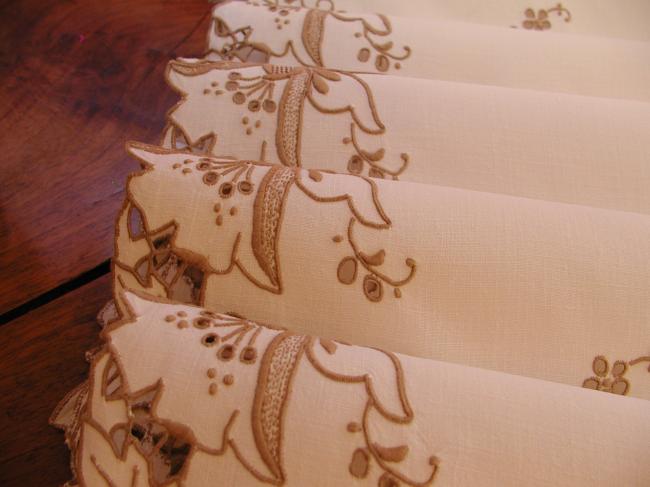 Marvellous service of 8 mats + 8 matching napkins in hand-embroidered Madeira