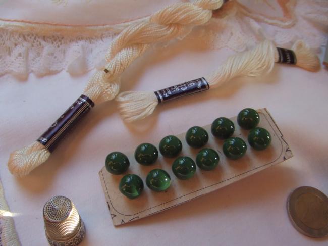 Rare carte de12 boutons boule en verre creux de couleur verte 'A la Ruche'