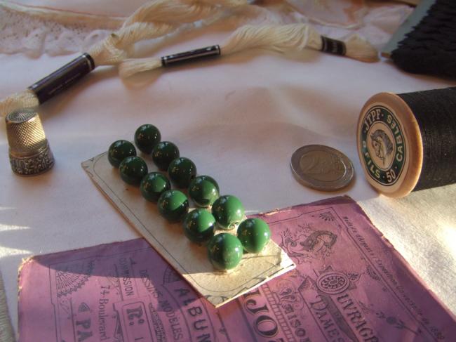 Rare carte de12 boutons boule en verre creux de couleur verte 'A la Ruche'