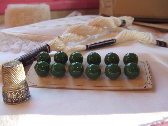 Rare carte de12 boutons boule en verre creux de couleur verte 'A la Ruche'