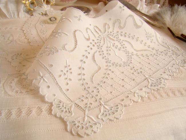 Merveilleux large col en linon avec une riche broderie ajourée de fleurs 1900