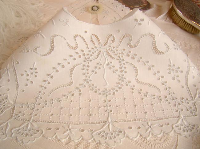 Merveilleux large col en linon avec une riche broderie ajourée de fleurs 1900