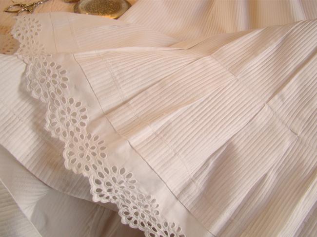 Joli jupon plissé en piqué de coton, avec dentelle en broderie anglaise 1900