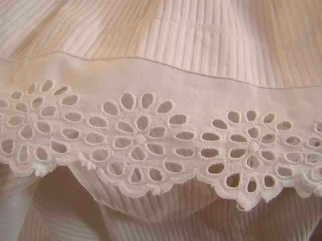 Joli jupon plissé en piqué de coton, avec dentelle en broderie anglaise 1900