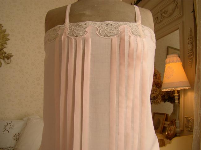 Magnifique combinaison en soie et coton rose, dentelle de Calais, 1930