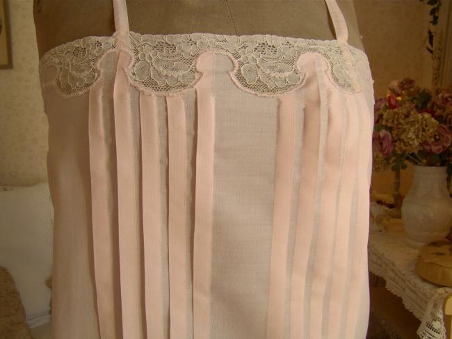 Magnifique combinaison en soie et coton rose, dentelle de Calais, 1930