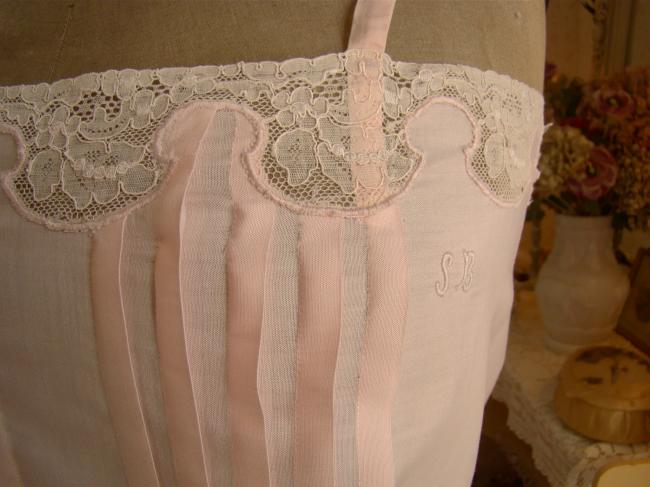 Magnifique combinaison en soie et coton rose, dentelle de Calais, 1930