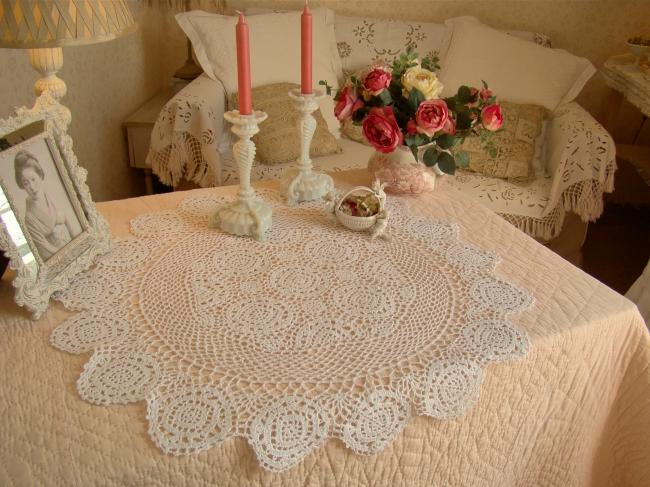 Linge ancien: Grand centre de table rond en dentelle de crochet, grande rosace