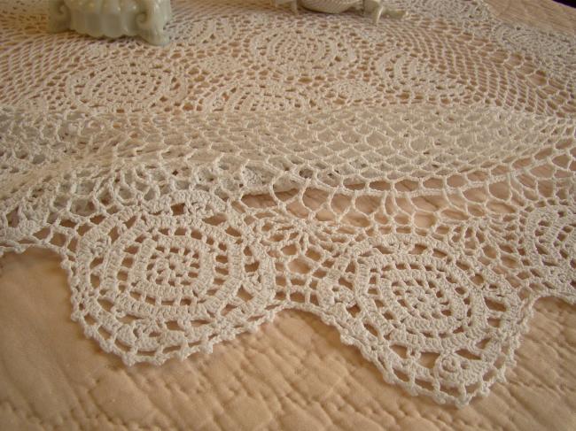 Linge ancien: Grand centre de table rond en dentelle de crochet, grande rosace