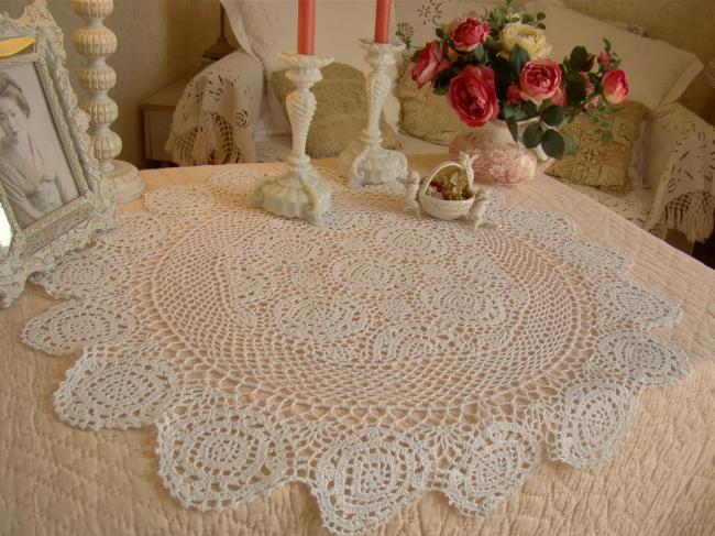 Linge ancien: Grand centre de table rond en dentelle de crochet, grande rosace