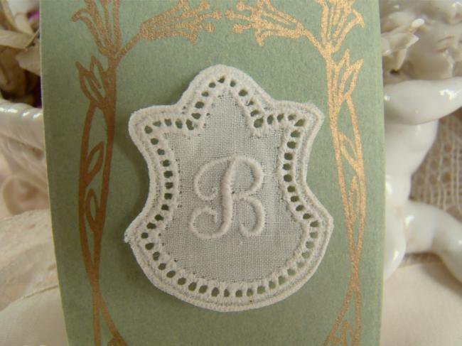 Joli monogramme B dans un cartouche ajouré de fine batiste 1900-20