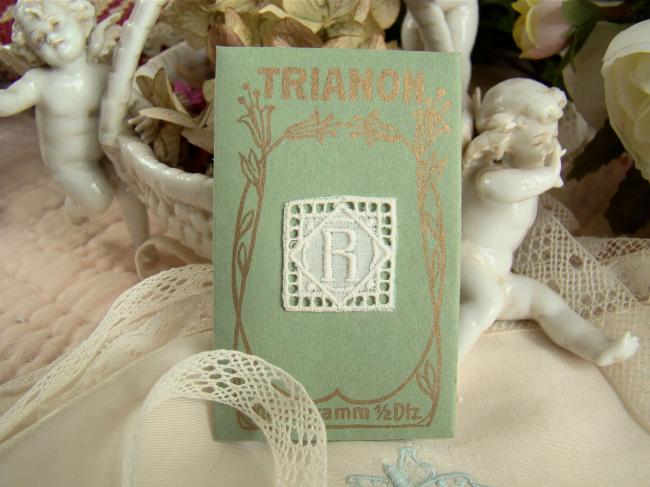 Joli monogramme R dans un cartouche ajouré de fine batiste 1900-20