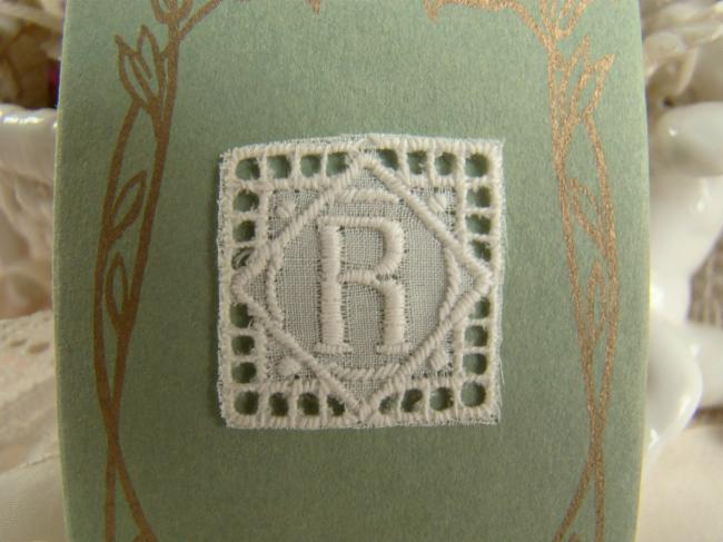 Joli monogramme R dans un cartouche ajouré de fine batiste 1900-20