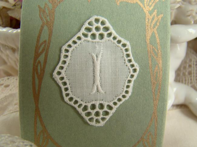 Joli monogramme I dans un cartouche ajouré de fine batiste 1900-20